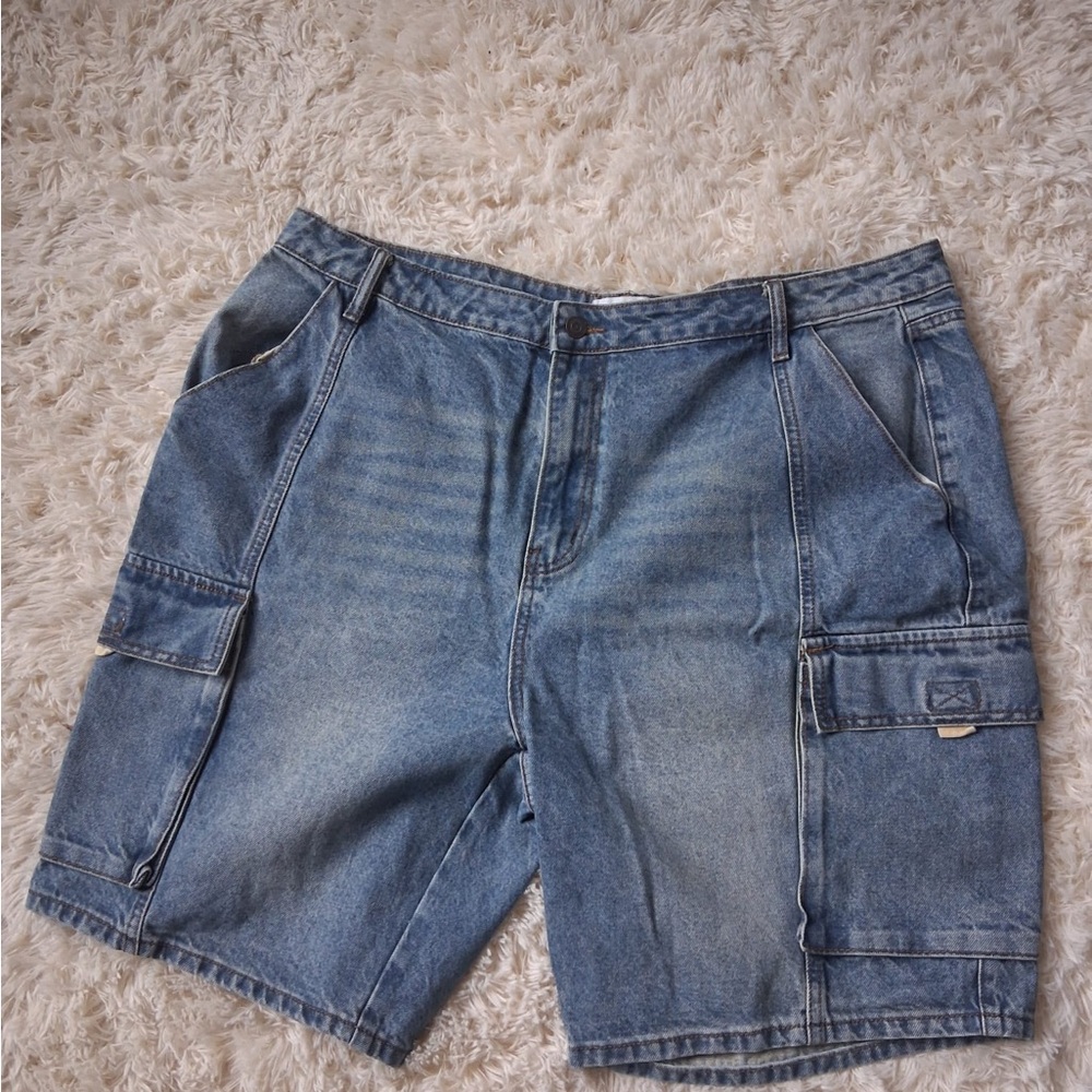 Unisex size 18 short In very good condition